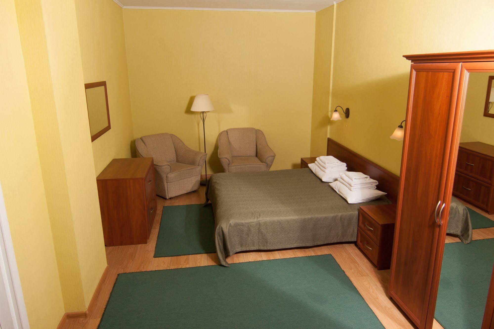 Mini-Hotel On Geroiv Energetykiv Street 18 Киев Екстериор снимка